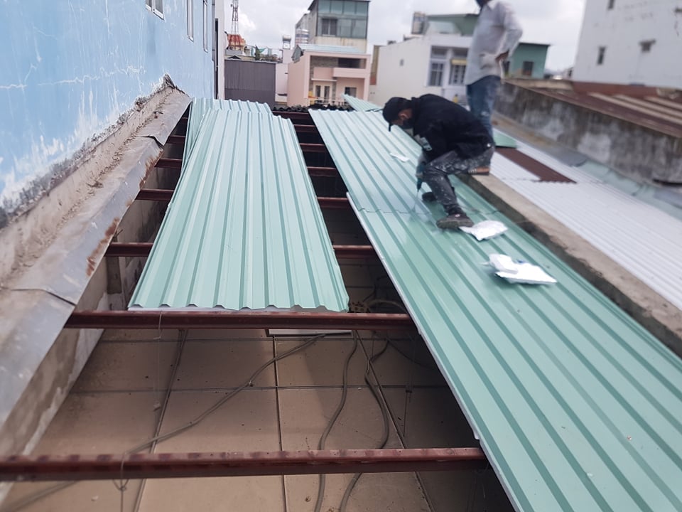 Những lưu ý khi thuê thợ làm mái tôn, bạn nên biết